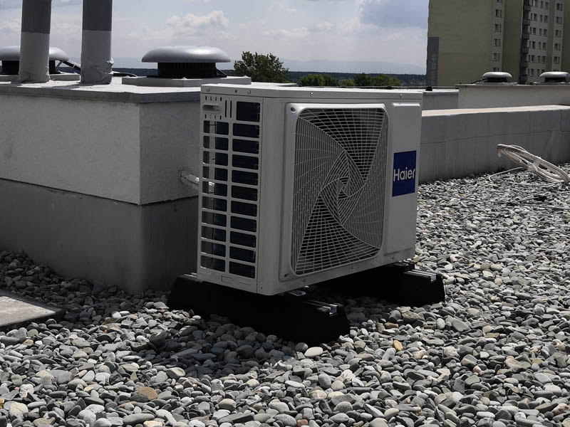 Czarny klimatyzator haier z montażem
