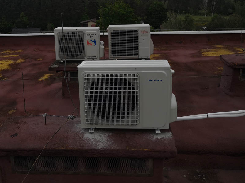 Postawione na dachu klimatyzatory w Brzegu